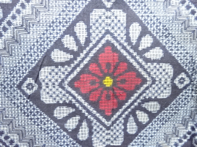 アンティーク　菱華紋織り出し本場正藍泥染大島紬着物(割り込み絣)